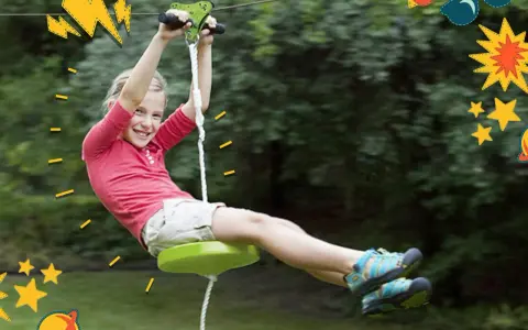 Glad tjej susar fram på lina, redo för äventyr ute till sommaren.