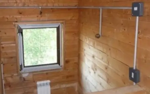 Jak rozprowadzić instalację elektryczną w domu drewnianym bezpiecznie i zgodnie z normami