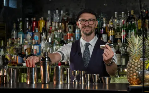 Ile zarabia barman w klubie? Nawet 12 000 zł miesięcznie!