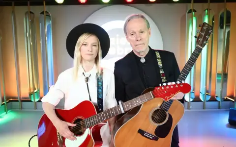 Agata Karczewska, jak "dark horse", z gitarą w dłoni, obok partnera muzycznego.