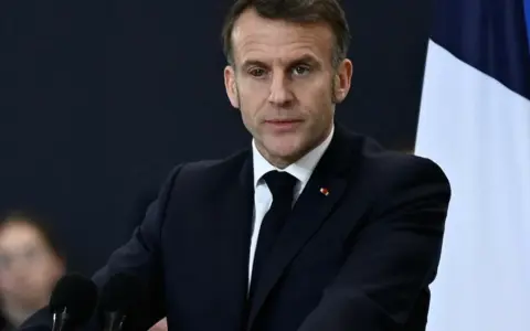 Flaga Francji: wygląd, symbolika i historia. Co zmienił Macron?