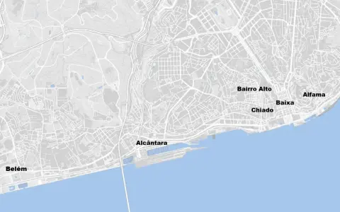 Graue Stadtkarte von Lissabon mit markierten Vierteln wie Alfama, Baixa, Chiado, Bairro Alto, Alcântara und Belém.