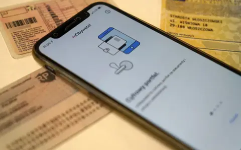 Smartfon z aplikacją mObywatel obok prawa jazdy i dowodu rejestracyjnego. Wkrótce cyfrowa legitymacja nauczyciela będzie dostępna w telefonie.