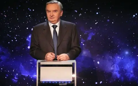 Mężczyzna w garniturze stoi na tle kosmicznego nieba. Czy jest on jeden z dziesięciu o której?