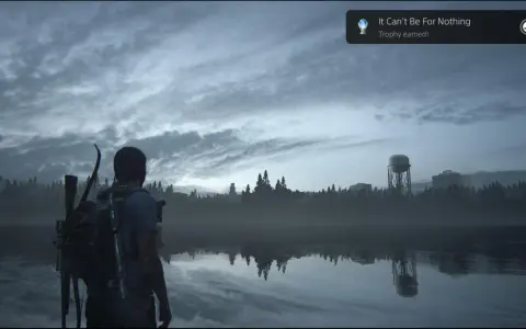 Joel mira un lago tranquilo, con un cartel de "Platino The Last of Us Parte 1" flotando.