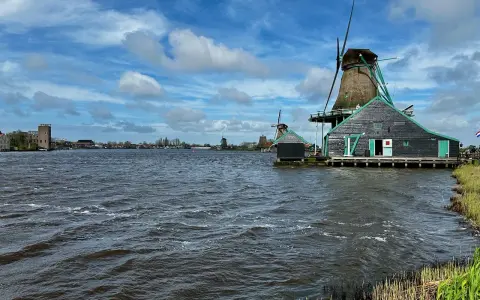 Windmühlen am Wasser in den Niederlanden, wo der Meeresspiegel eine ständige Herausforderung darstellt.