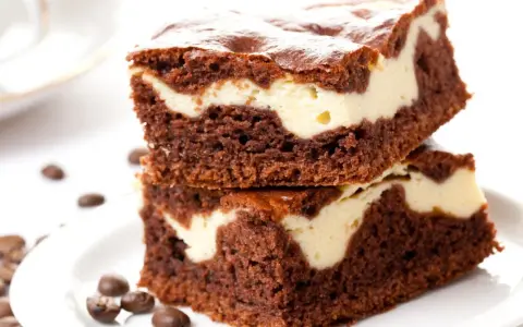 Szybkie ciasto z twarogiem, czekoladowe brownie z kremową warstwą serową, idealne na deser.