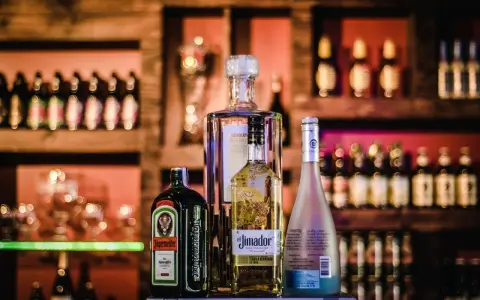 Butelka Jägermeistera obok tequili i likieru. Wybór drinka zależy od nastroju.