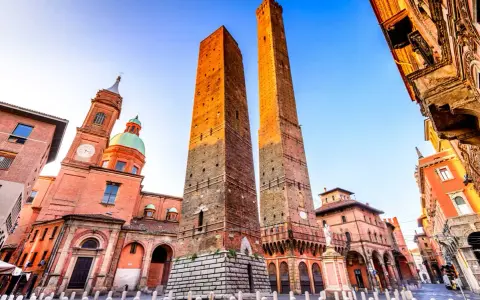 Le Due Torri e la Basilica di San Petronio, icone di Bologna, sono imperdibili per chi cerca cosa visitare Bologna.