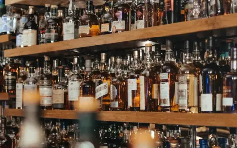Regale voller Flaschen mit bernsteinfarbenem Whisky. Eine beeindruckende Auswahl für Kenner.