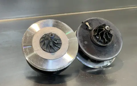 Due turbocompressori per motore, uno nuovo e uno usurato, pronti per un intervento.