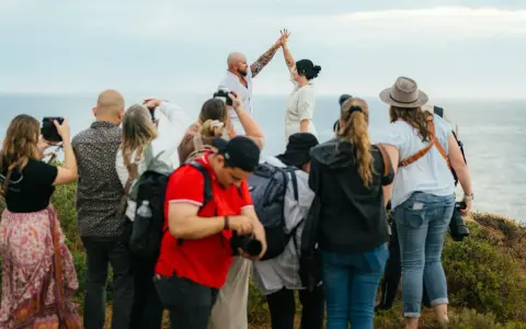 Para młoda tańczy na klifie, a wokół niej grupa fotografów dokumentuje ten wyjątkowy moment, jakby to była piosenka na oczepiny.