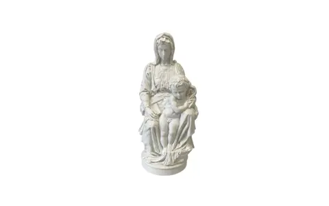 Biała rzeźba przedstawia Madonnę z Dzieciątkiem, inspirowana dziełem "Madonna z Brugii".