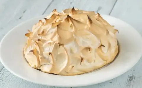 Une omelette norvégienne dorée et meringuée, prête à être dégustée.