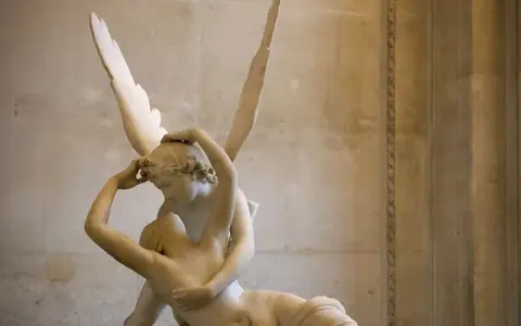 Sculpture de marbre représentant Psyché ranimée par l'amour, un baiser passionné qui redonne vie.