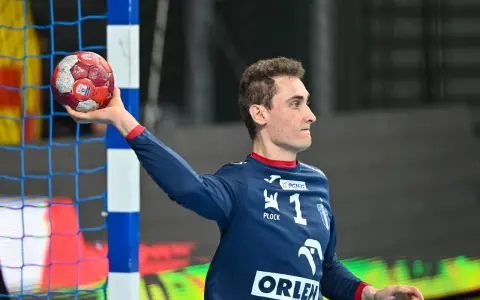 Piłkarz ręczny Adam Morawski z piłką w dłoni, gotowy do rzutu.