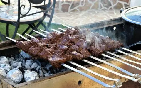 Kebab: Skąd naprawdę pochodzi? Od Persji po polskie ulice.