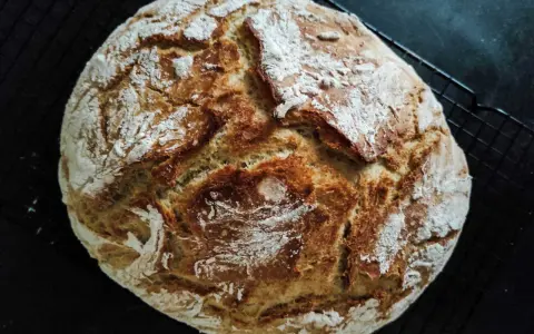 Domowy chleb na zakwasie, pachnący i puszysty. Idealny przepis na chleb, który zachwyci każdego.