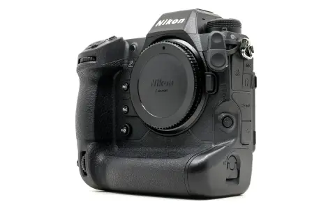 Cámara profesional Nikon Z90, lista para capturar momentos épicos.