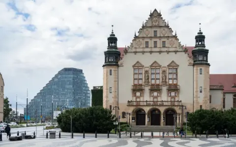Dawny budynek uniwersytecki i nowoczesny wieżowiec w Poznaniu. Idealne miejsce na studia!