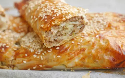 Krispig filodegsrulle fylld med köttfärs och lök, toppad med sesamfrön. Ett perfekt filodeg recept för en god måltid.