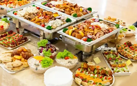 Catering w domu: Jak zacząć od zera i zdobyć pierwszych klientów?