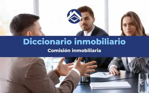 Equipo discutiendo la comisión inmobiliaria para una venta.