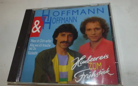CD-Cover von Hoffmann & Hoffmann mit den beiden Künstlern und dem Titel "Himbeereis zum Frühstück".