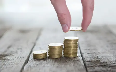 Jak żyć oszczędnie – sprawdzone sposoby na tanie życie i oszczędności