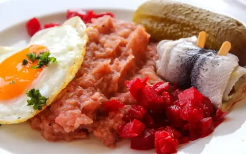 Herzhaftes Gericht mit Rührei, Bohnenmus, Rollmops, Gewürzgurke und Rote Bete. Perfekt für Hirschhornwegerich Rezepte.