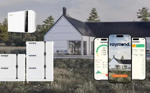 Solis växelriktare och Raymond energilagringssystem vid ett modernt hus. Telefoner visar appen för att övervaka solenergi.