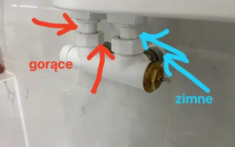 Grzejnik nie grzeje. Strzałki pokazują, że gorąca woda nie płynie, a zimna tak.