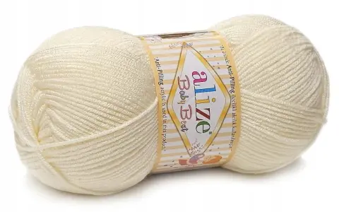 Kłębek jasnej, kremowej włóczki Alize Cotton Baby Soft. Idealna do delikatnych dzianin dla dzieci, miła w dotyku i odporna na mechacenie.