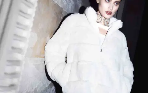 Modelka w białej, puchatej kurtce, z naszyjnikiem. Czy to ten model, o którym piszą na forum renee opinie?