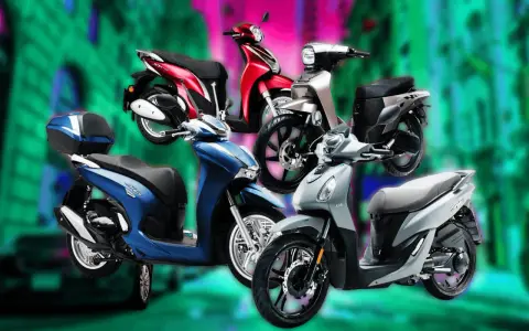 Diversi scooter colorati, blu, rosso, argento e grigio, mostrano la differenza tra moto e scooter.