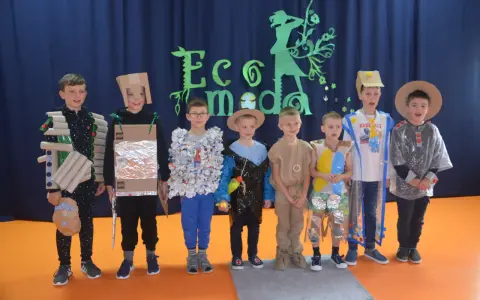 Strój z recyklingu dla chłopca: Eko zabawa i efekt WOW!