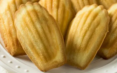 Des madeleines dorées et moelleuses, parfaites pour une recette facile à la Cyril Lignac.