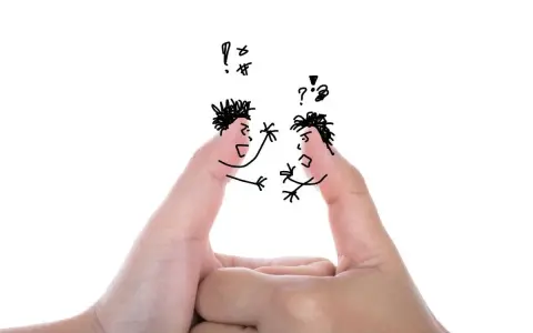 Due dita disegnate come volti litigiosi, un'analogia visiva per un dibattito acceso.