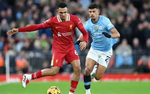 Jugadores del Liverpool y Manchester City en acción. Las alineaciones de Manchester City contra Liverpool FC se definen en el campo.