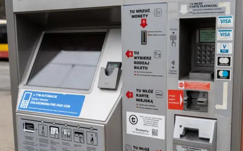 Jak kupić bilet na metro w Warszawie? Automaty oferują zakup kart miejskich, biletów czasowych i doładowań. Płać gotówką lub kartą.