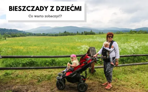 Kobieta z dzieckiem w chuście i dziewczynka w wózku na tle malowniczych Bieszczad.