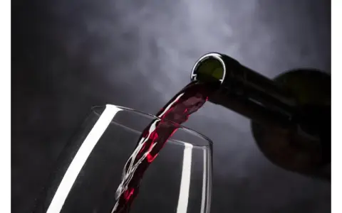 Jak dobrać wino do ryby? Unikaj błędów, ciesz się smakiem