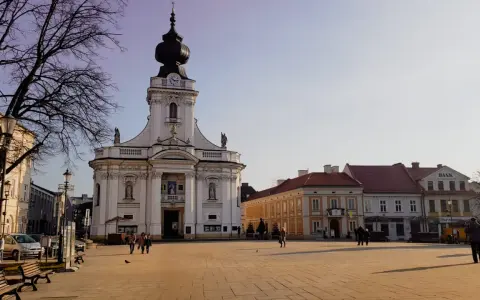 Rynek w Wadowicach z bazyliką i kamienicami. Wspaniałe wadowickie atrakcje czekają na odkrycie!