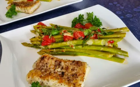 Spargel im Backofen mit Tomaten und Fisch. Wie lange braucht der Spargel?
