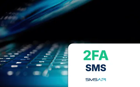 Klawiatura laptopa w niebieskim świetle. Obok tekst: 2FA SMS, SMSAPI. Dowiedz się, 2fa co to jest i jak chroni Twoje dane.