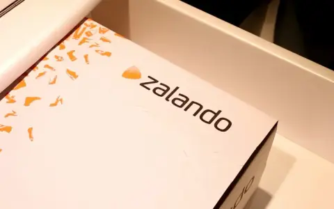 Pudełko Zalando Lounge z motywem butów. Zastanawiasz się, ile czasu na zwrot? Sprawdź regulamin!