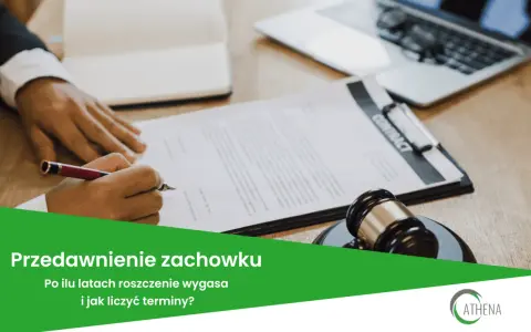 Ręka podpisuje dokument, obok młotek sędziowski. Temat: przedawnienie zachowku i terminy roszczeń.