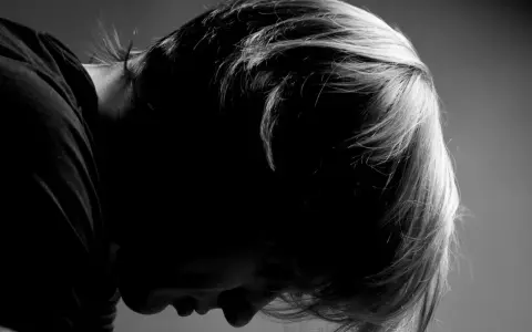 Nerwica eklezjogenna objawy – jak rozpoznać lęki religijne?