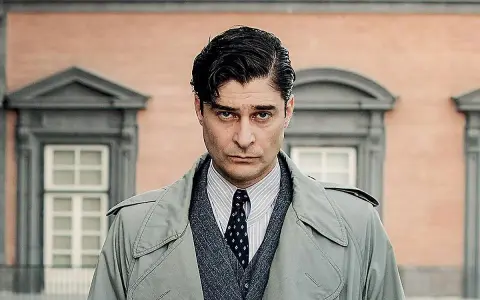 Uomo con trench, camicia a righe e cravatta, con un'espressione seria. Un ritratto creato per mano mia.
