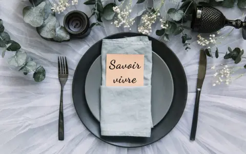 Eleganckie nakrycie stołu z kartką "Savoir vivre" - idealne na zaproszenia na ślub.